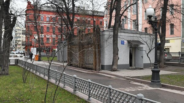 Туалет на Патриарших прудах Туалет на Патриарших прудах