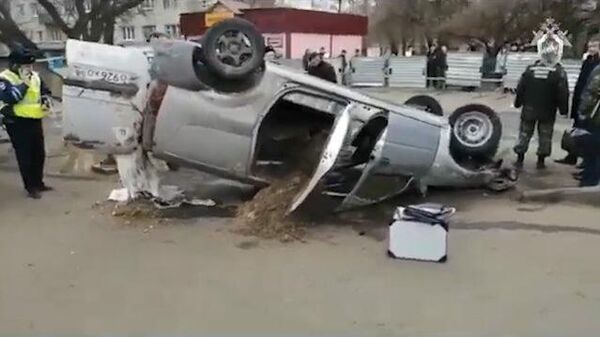 СК опубликовал видео с места падения автомобиля в яму с кипятком в Пензе