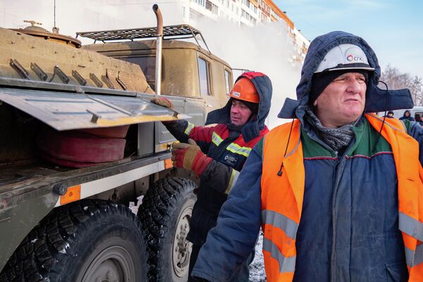 Бригада готовится к откачке воды из теплокамеры, где произошла авария Бригада готовится к откачке воды из теплокамеры, где произошла авария