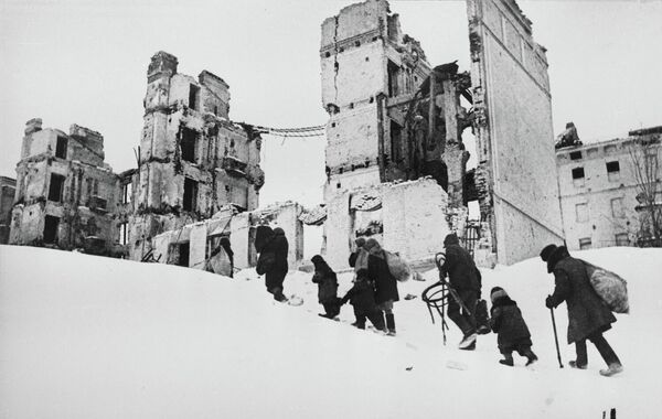 Великая Отечественная война 1941-1945 гг. Сталинградская битва (июль 1942 — февраль 1943 г.). Мирные жители возвращаются в Сталинград Великая Отечественная война 1941-1945 гг. Сталинградская битва (июль 1942 — февраль 1943 г.). Мирные жители возвращаются в Сталинград