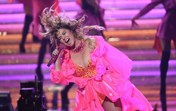 Шанайа Твен во время выступления на церемонии награждения American Music Awards 2019 Шанайа Твен во время выступления на церемонии награждения American Music Awards 2019