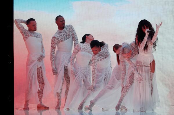 Камила Кабельо во время выступления на церемонии награждения American Music Awards 2019 Камила Кабельо во время выступления на церемонии награждения American Music Awards 2019