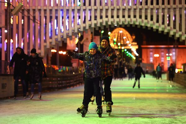 Посетители на открытии катка на ВДНХ в Москве Посетители на открытии катка на ВДНХ в Москве