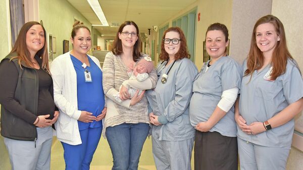 Одновременно забеременевшие сотрудницы родильного отделения больницы Lawrence + Memorial Hospital в городе Нью-Лондон штата Коннектикут Одновременно забеременевшие сотрудницы родильного отделения больницы Lawrence + Memorial Hospital в городе Нью-Лондон штата Коннектикут