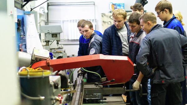 Студенты Института опережающих технологий Школа Икс ДГТУ подготавливают конструктив для создания машины Голдберга Студенты Института опережающих технологий Школа Икс ДГТУ подготавливают конструктив для создания машины Голдберга