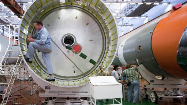 Финальная часть производства ракеты-носителя Союз-2. Установка кронштейнов в межбаковом отсеке Финальная часть производства ракеты-носителя Союз-2. Установка кронштейнов в межбаковом отсеке