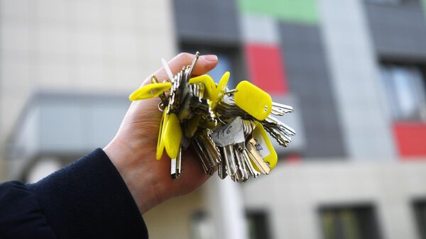Связка ключей от квартир многоэтажного жилого дома 