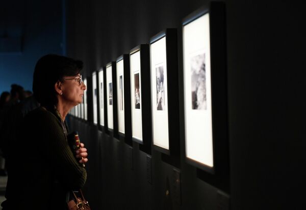 Посетительница выставки работ фотографа Арсена Ревазова Невидимый свет в Третьяковской галерее Посетительница выставки работ фотографа Арсена Ревазова Невидимый свет в Третьяковской галерее