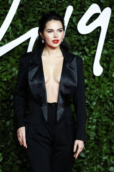 Модель Дойна Чобану на церемонии вручения премии British Fashion Awards 2019 Модель Дойна Чобану на церемонии вручения премии British Fashion Awards 2019