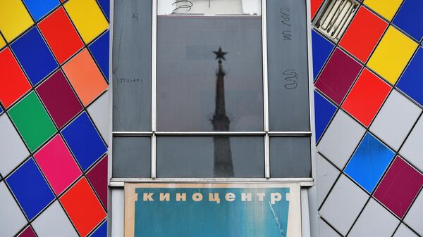 Отражение в окне киноцентра Соловей на Красной Пресне в Москве. 2 декабря киноцентр закрылся, здание начали сносить Отражение в окне киноцентра Соловей на Красной Пресне в Москве. 2 декабря киноцентр закрылся, здание начали сносить