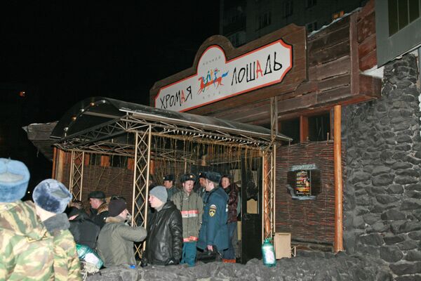 У ночного клуба Хромая лошадь, в котором произошел пожар, повлекший большие человеческие жертвы. 2009 год У ночного клуба Хромая лошадь, в котором произошел пожар, повлекший большие человеческие жертвы. 2009 год