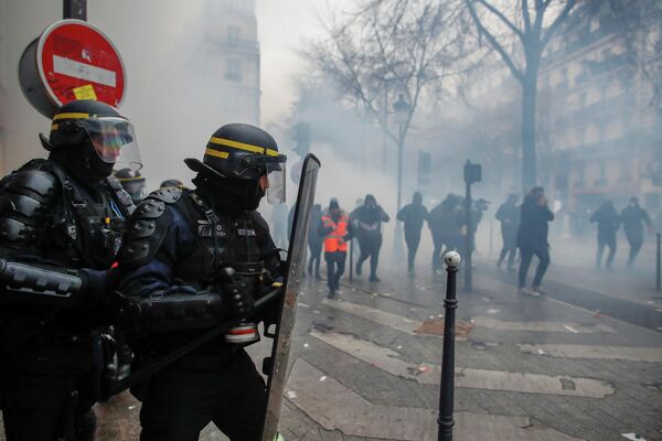 Во время демонстрации против пенсионной реформы в Париже, Франция. 5 декабря 2019 Во время демонстрации против пенсионной реформы в Париже, Франция. 5 декабря 2019