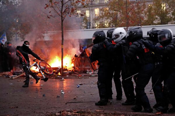 Во время демонстрации против пенсионной реформы в Париже, Франция. 5 декабря 2019 Во время демонстрации против пенсионной реформы в Париже, Франция. 5 декабря 2019