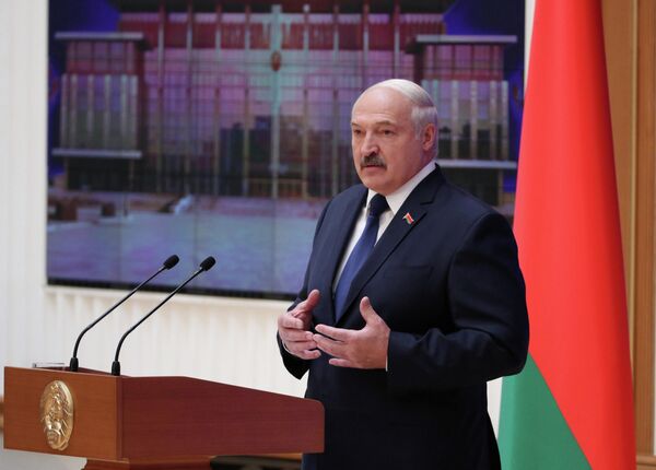 Александр Лукашенко во время выступления в парламенте Белоруссии Александр Лукашенко во время выступления в парламенте Белоруссии