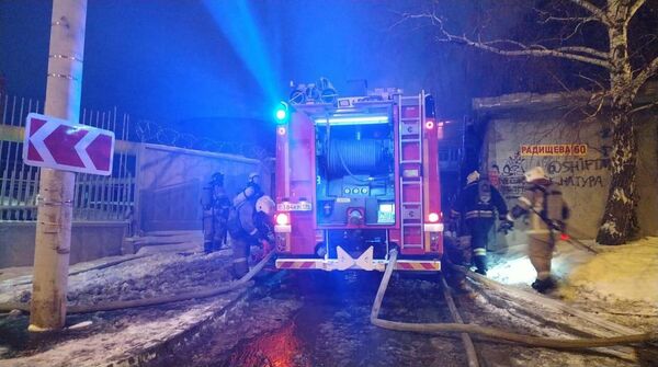Сотрудники МЧС во время ликвидации пожара в Екатеринбурге Сотрудники МЧС во время ликвидации пожара в Екатеринбурге