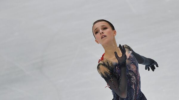 Анна Щербакова выступает в короткой программе женского одиночного катания в финале Гран-при