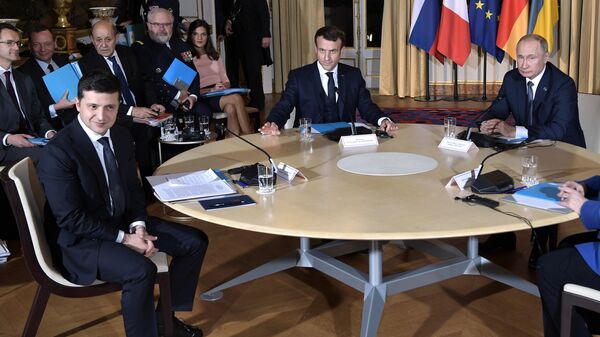 Президент РФ Владимир Путин, президент Франции Эммануэль Макрон и президент Украины Владимир Зеленский во время встречи в Нормандском формате в Елисейском дворце Президент РФ Владимир Путин, президент Франции Эммануэль Макрон и президент Украины Владимир Зеленский во время встречи в Нормандском формате в Елисейском дворце