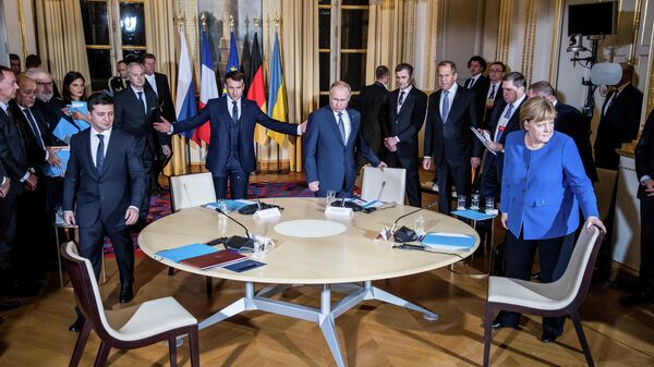 Президент РФ Владимир Путин, президент Франции Эммануэль Макрон, президент Украины Владимир Зеленский и федеральный канцлер Германии Ангела Меркель во время встречи в Нормандском формате в Елисейском дворце Президент РФ Владимир Путин, президент Франции Эммануэль Макрон, президент Украины Владимир Зеленский и федеральный канцлер Германии Ангела Меркель во время встречи в Нормандском формате в Елисейском дворце