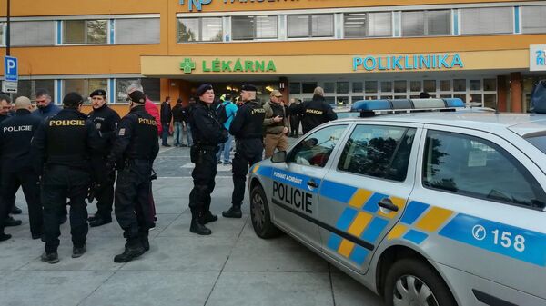 Полицейские у здания больницы в городе Острава Полицейские у здания больницы в городе Острава