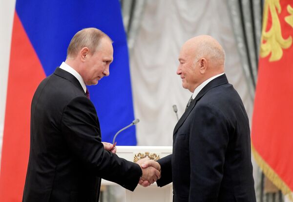 Президент РФ Владимир Путин и бывший мэр Москвы Юрий Лужков на церемонии вручения государственных наград за выдающиеся достижения в Екатерининском зале Кремля Президент РФ Владимир Путин и бывший мэр Москвы Юрий Лужков на церемонии вручения государственных наград за выдающиеся достижения в Екатерининском зале Кремля