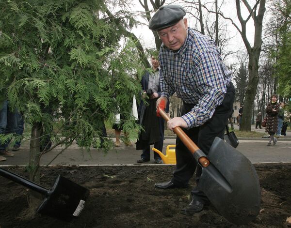 Мэр Москвы Юрий Лужков принял участие в посадке деревьев во время общегородского субботника на территории спорткомплекса Лужники Мэр Москвы Юрий Лужков принял участие в посадке деревьев во время общегородского субботника на территории спорткомплекса Лужники