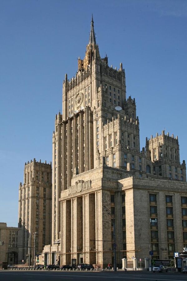 Здание МИД России на Смоленской площади в Москве, арх. В.Г.Гельфрейх, М.А.Минкус, 1948-53 гг. Здание МИД России на Смоленской площади в Москве, арх. В.Г.Гельфрейх, М.А.Минкус, 1948-53 гг.