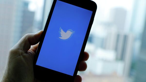 Логотип Twitter на экране смартфона Логотип Twitter на экране смартфона