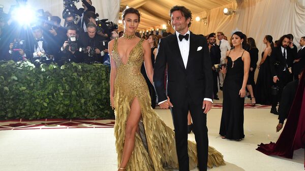 Ирина Шейк и Брэдли Купер на балу Института костюма Met Gala в Нью-Йорке Ирина Шейк и Брэдли Купер на балу Института костюма Met Gala в Нью-Йорке