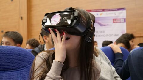 Киргизская школьница в VR-очках Киргизская школьница в VR-очках