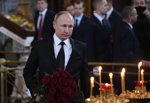 Президент РФ Владимир Путин на церемонии прощания с бывшим мэром Москвы Юрием Лужковым в храме Христа Спасителя. Президент РФ Владимир Путин на церемонии прощания с бывшим мэром Москвы Юрием Лужковым в храме Христа Спасителя.