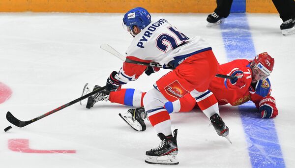 Игровой момент матча между сборными России и Чехии Игровой момент матча между сборными России и Чехии