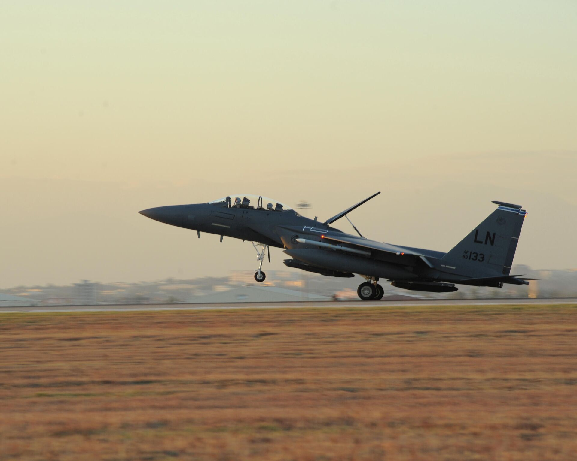 Истребитель ВВС США F-15E Strike Eagle на авиабазе Инджирлик, Турция Истребитель ВВС США F-15E Strike Eagle на авиабазе Инджирлик, Турция - РИА Новости, 1920, 27.11.2020