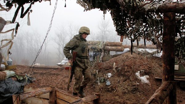 Украинский военный на боевой позиции в Донецкой области Украинский военный на боевой позиции в Донецкой области
