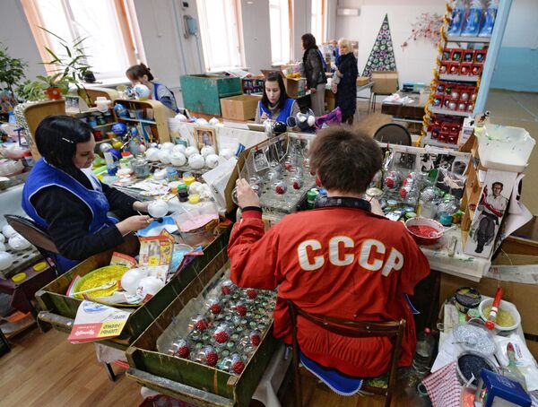 Производство стеклянных новогодних игрушек по классическим технологиям на фабрике игрушек Бирюсинка в Красноярске Производство стеклянных новогодних игрушек по классическим технологиям на фабрике игрушек Бирюсинка в Красноярске