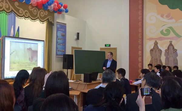 Алексей Овчинников проводит открытый урок с учениками школы, с. Верхневилюйск, Республика Саха (Якутия) Алексей Овчинников проводит открытый урок с учениками школы, с. Верхневилюйск, Республика Саха (Якутия)