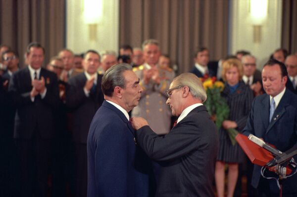 6 октября 1974 года Первый секретарь ЦК СЕПГ Эрих Хонеккер вручил Генеральному секретарю ЦК КПСС Леониду Ильичу Брежневу высшую награду - орден Карла Маркса 6 октября 1974 года Первый секретарь ЦК СЕПГ Эрих Хонеккер вручил Генеральному секретарю ЦК КПСС Леониду Ильичу Брежневу высшую награду - орден Карла Маркса