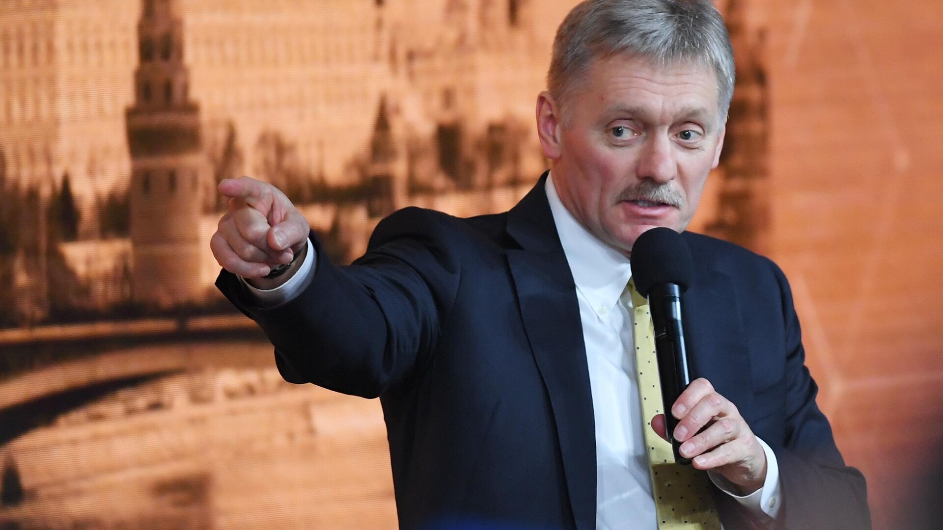 Заместитель руководителя администрации президента, пресс-секретарь президента РФ Дмитрий Песков на ежегодной большой пресс-конференции президента РФ Владимира Путина Заместитель руководителя администрации президента, пресс-секретарь президента РФ Дмитрий Песков на ежегодной большой пресс-конференции президента РФ Владимира Путина - РИА Новости, 1920, 15.10.2020