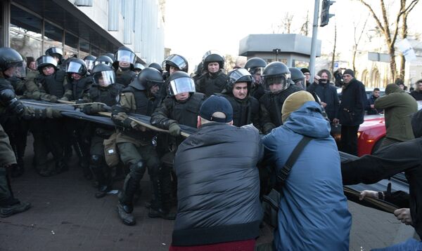 Сотрудники полиции во время акции протеста против земельной реформы в Киеве Сотрудники полиции во время акции протеста против земельной реформы в Киеве