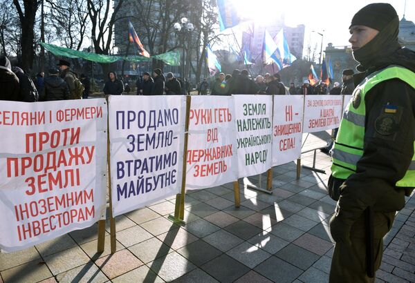 Участники митинга против законопроекта о продаже сельскохозяйственных земель в Киеве Участники митинга против законопроекта о продаже сельскохозяйственных земель в Киеве