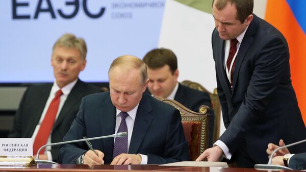 Президент РФ Владимир Путин на церемонии подписания документов по результатам заседания Высшего евразийского экономического совета Президент РФ Владимир Путин на церемонии подписания документов по результатам заседания Высшего евразийского экономического совета