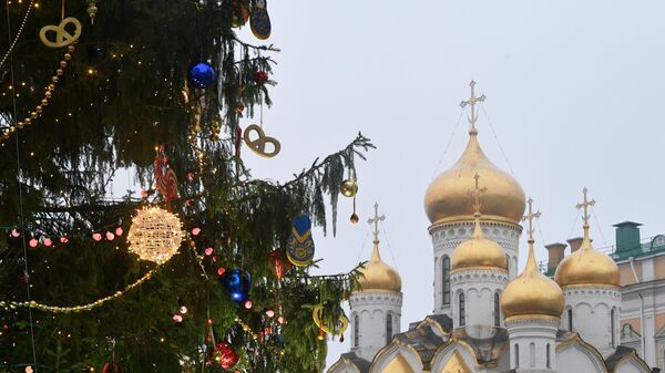 Украшение новогодней елки на Соборной площади Кремля Украшение новогодней елки на Соборной площади Кремля