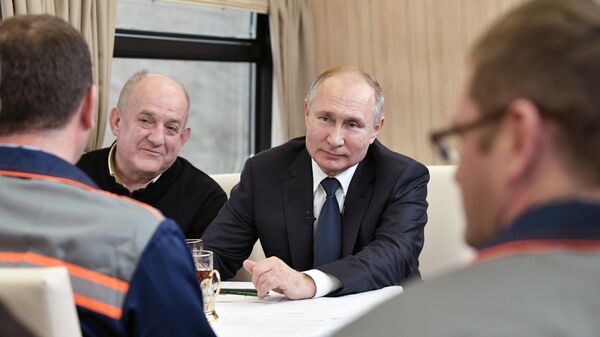 Президент РФ Владимир Путин общается с рабочими-мостовиками во время поездки на рельсовом автобусе, который отправился по железной дороге Крымского моста из Керчи в Тамань Президент РФ Владимир Путин общается с рабочими-мостовиками во время поездки на рельсовом автобусе, который отправился по железной дороге Крымского моста из Керчи в Тамань