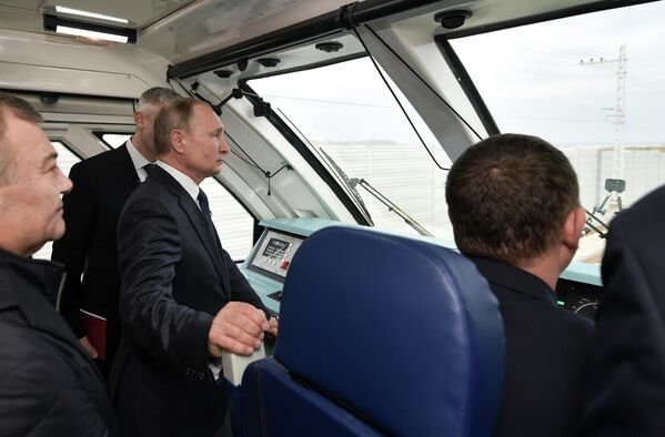 Президент РФ Владимир Путин во время поездки на рельсовом автобусе, который отправился по железной дороге Крымского моста Президент РФ Владимир Путин во время поездки на рельсовом автобусе, который отправился по железной дороге Крымского моста