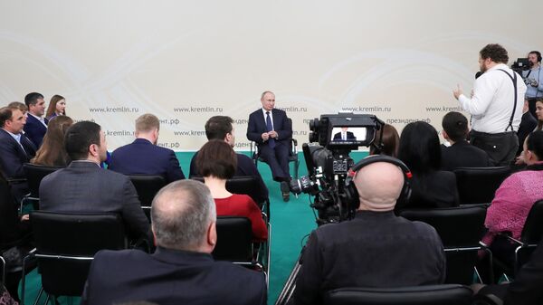 Президент РФ Владимир Путин проводит встречу с представителями общественности по вопросам развития сельского хозяйства и сельских территорий в поселке Энем Президент РФ Владимир Путин проводит встречу с представителями общественности по вопросам развития сельского хозяйства и сельских территорий в поселке Энем