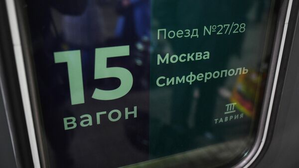 Поезд Таврия, следующий по маршруту Москва - Симферополь, перед отправлением с Казанского вокзала Поезд Таврия, следующий по маршруту Москва - Симферополь, перед отправлением с Казанского вокзала