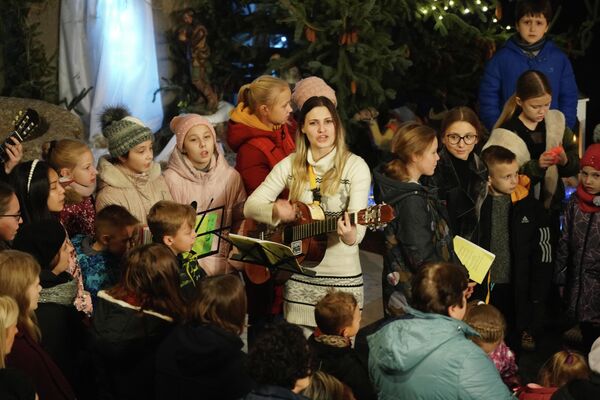 Группа певчих во время рождественской мессы в римско-католическом соборе Святого Адальберта в Калининграде Группа певчих во время рождественской мессы в римско-католическом соборе Святого Адальберта в Калининграде