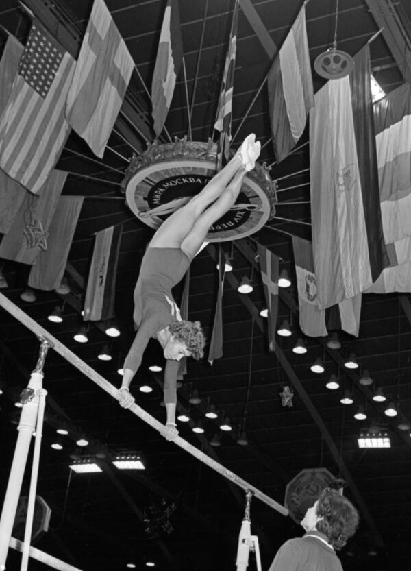 XIV чемпионат мира по спортивной гимнастике. 6 – 10 июля 1958 года. Советская гимнастка, олимпийская чемпионка Лариса Латынина (Дирий) выполняет упражнения на брусьях. XIV чемпионат мира по спортивной гимнастике. 6 – 10 июля 1958 года. Советская гимнастка, олимпийская чемпионка Лариса Латынина (Дирий) выполняет упражнения на брусьях.
