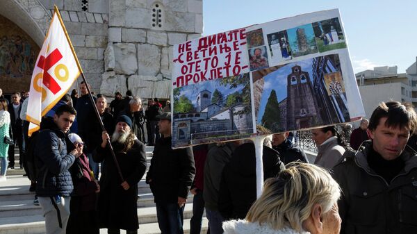 Верующие во время протестного шествия в центре Подгорицы во время обсуждения спорного закона о вероисповедании. 26 декабря 2019 Верующие во время протестного шествия в центре Подгорицы во время обсуждения спорного закона о вероисповедании. 26 декабря 2019
