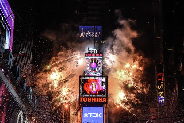 Новогодний фейерверк в Нью-Йорке Новогодний фейерверк в Нью-Йорке