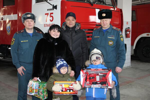 Данис вместе с мамой и младшим братом Амиром во время посещения пожарной части в Елабуге Данис вместе с мамой и младшим братом Амиром во время посещения пожарной части в Елабуге
